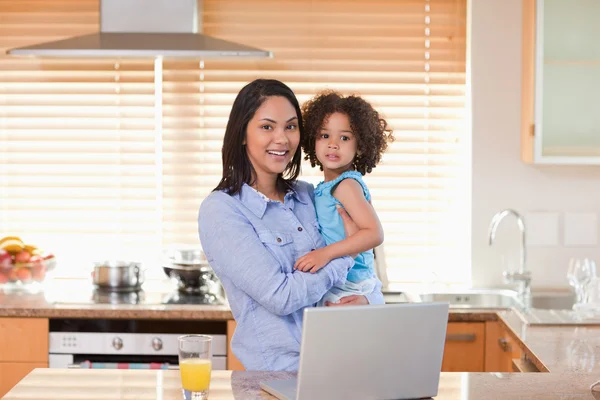 Mère et fille avec ordinateur portable dans la cuisine ensemble — Photo