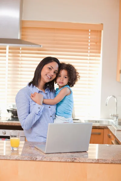 Mutter und Tochter mit Laptop in der Küche — Stockfoto