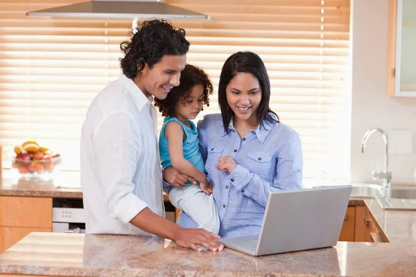 Rodzina korzysta z laptopa w kuchni razem — Zdjęcie stockowe