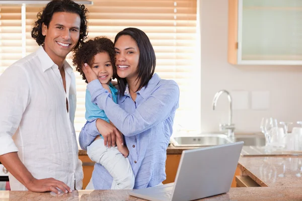 Família navegando na internet na cozinha juntos — Fotografia de Stock