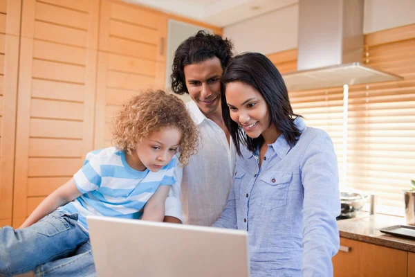 幸せなご家族一緒に台所でインターネットをサーフィン — ストック写真