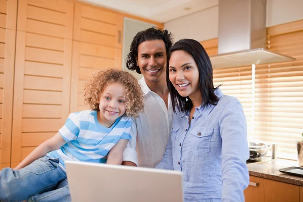 陽気な家族が一緒に台所でインターネットをサーフィン — ストック写真