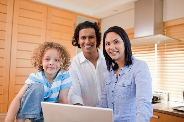 Familia alegre navegar por Internet en la cocina juntos —  Fotos de Stock