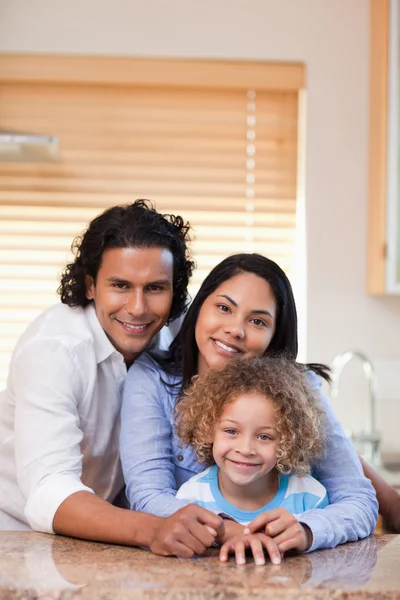 Boldog, mosolyog a család együtt a konyhában — Stock Fotó
