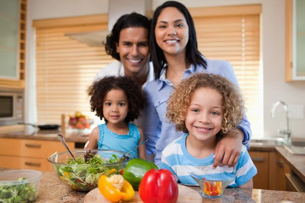 Famiglia preparare insalata insieme — Foto Stock