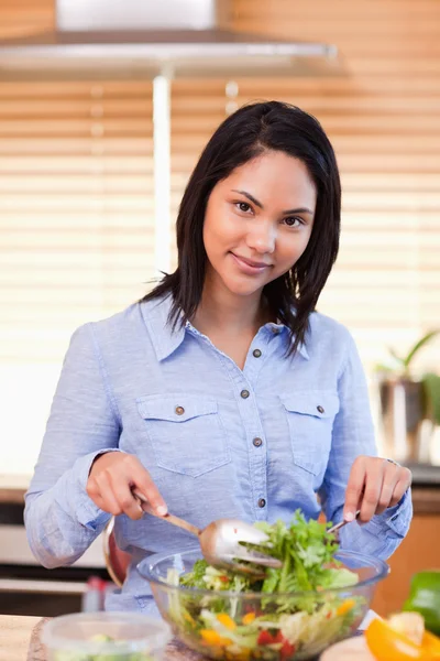Kobieta mieszając sałatka w kuchni — Zdjęcie stockowe