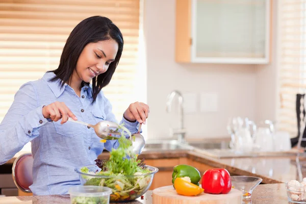 Donna mescolando insalata — Foto Stock