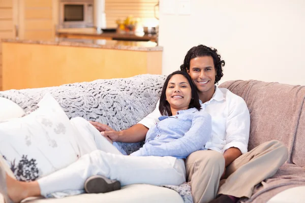 Casal alegre no sofá juntos — Fotografia de Stock