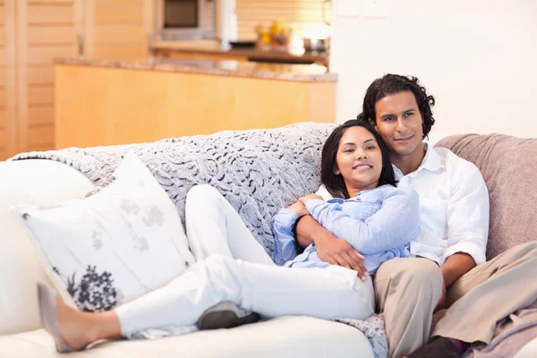 Lyckliga par i soffan tillsammans — Stockfoto