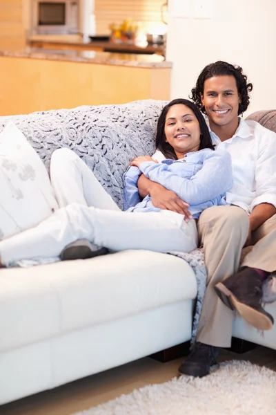 在一起坐在沙发上放松对快乐的夫妻 — 图库照片