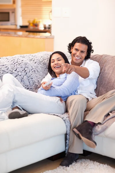 Glad par titta på TV tillsammans — Stockfoto