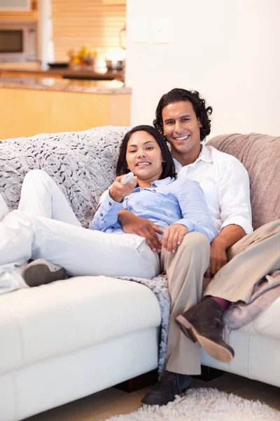 Boldog pár együtt nézi a televíziót — Stock Fotó