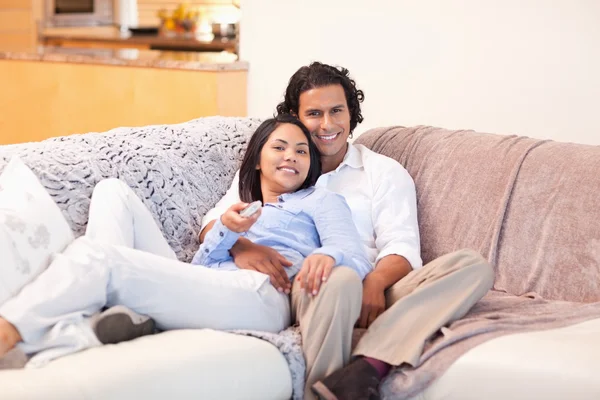 Casal assistindo televisão juntos — Fotografia de Stock
