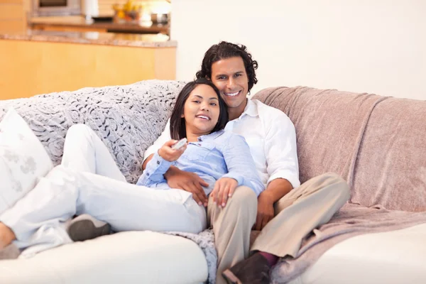 Couple enjoys watching television together — Stock Photo, Image