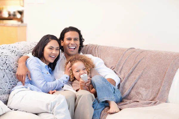 Glückliche Familie, die zusammen fernsieht — Stockfoto