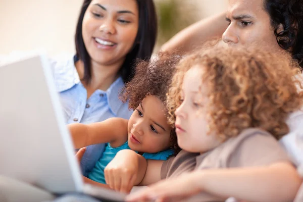 Rodina se dobře baví na laptop dohromady — Stock fotografie