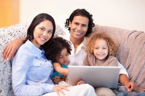Rodzina korzysta z laptopa na kanapie razem — Zdjęcie stockowe