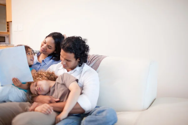Familjen i vardagsrummet tillsammans titta på fotoalbum — Stockfoto