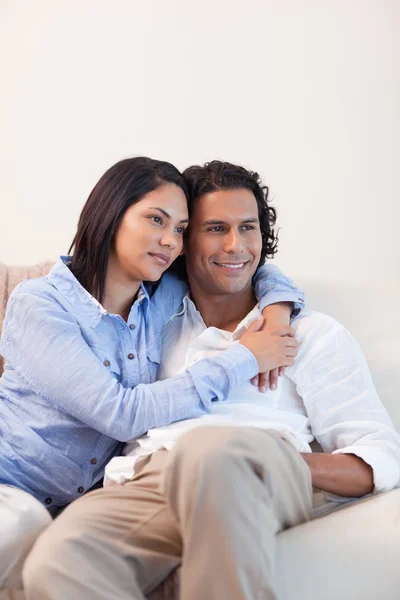 Paar auf dem Sofa umarmt — Stockfoto