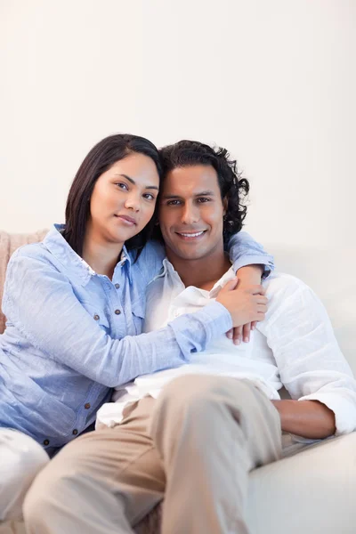 Paar auf der Couch umarmt — Stockfoto