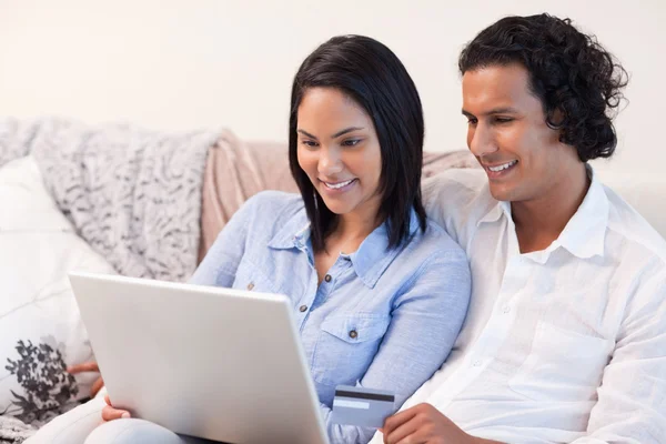 Par med laptop i soffan — Stockfoto