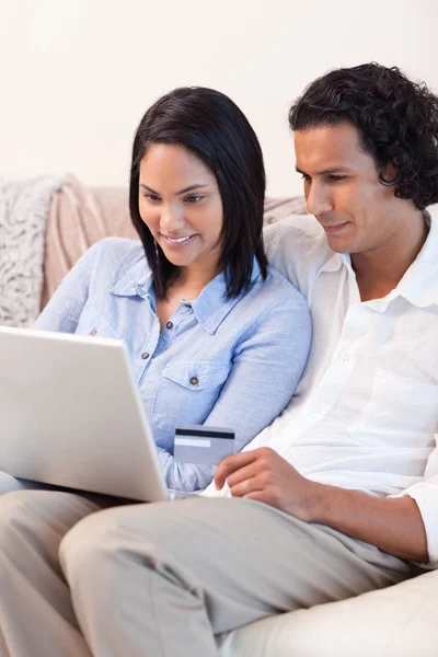 Couple booking holidays online together — Stock Photo, Image