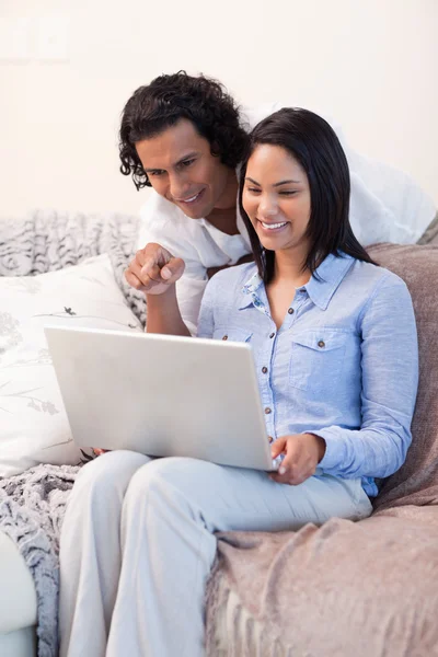 Casal no sofá navegando na internet juntos — Fotografia de Stock