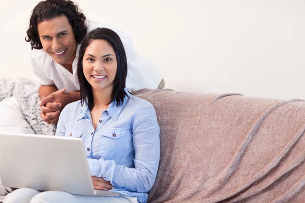 Couple on the sofa surfing the internet — Stock Photo, Image