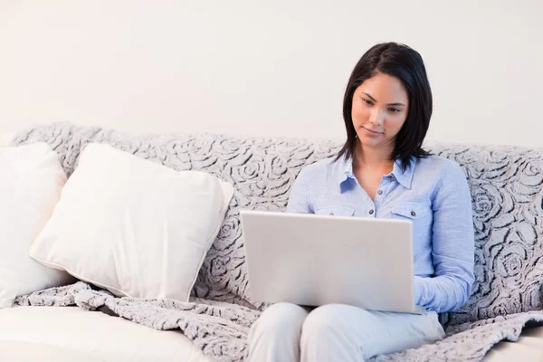 Donna sul divano che naviga su internet — Foto Stock
