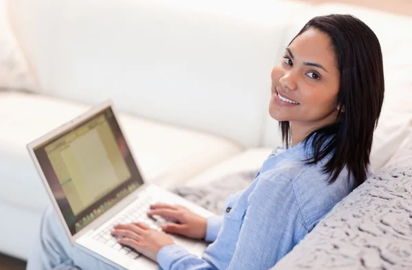 Woman working on her notebook in the living room — Stock Photo, Image