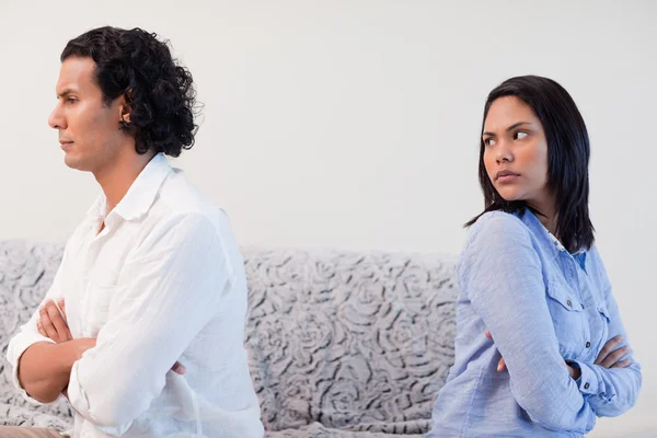 Par med ett argument i vardagsrummet — Stockfoto