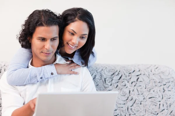 Couple sur l'ordinateur portable ensemble — Photo