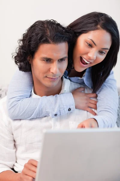 Par spendera tid online tillsammans — Stockfoto