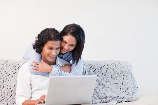 Par spendera tid online i vardagsrummet tillsammans — Stockfoto