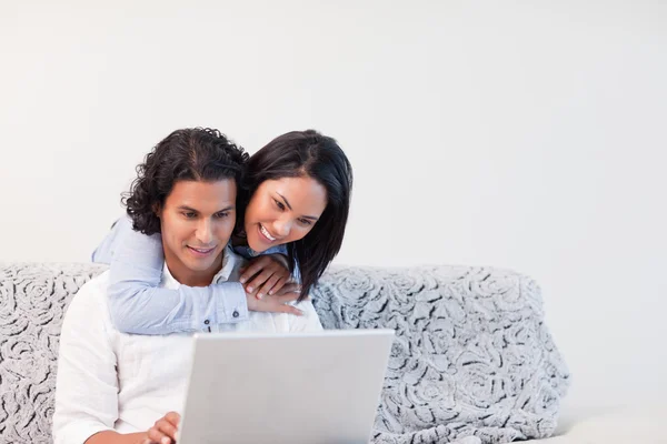 Couple spending time online — Stock Photo, Image