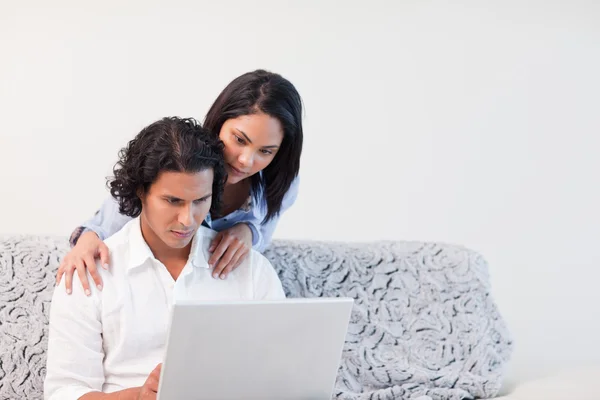 Couple using the internet together — Stock Photo, Image