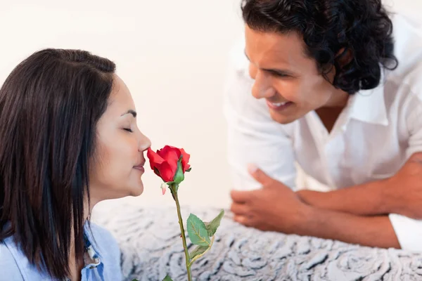 Мужчина подарил своей девушке розу. — стоковое фото