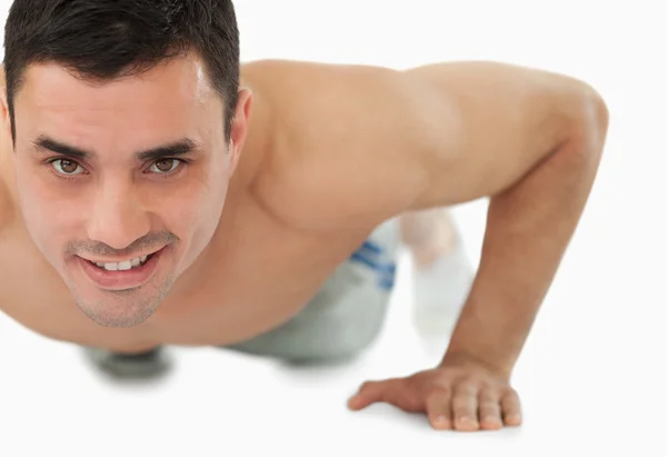 Young male doing push ups — Stock Photo, Image