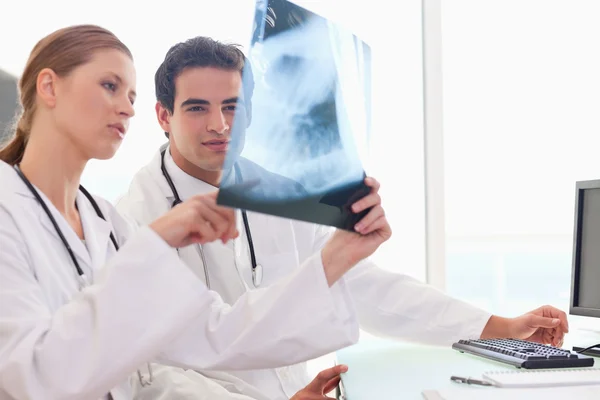 Doctor showing her colleague an x-ray Royalty Free Stock Photos