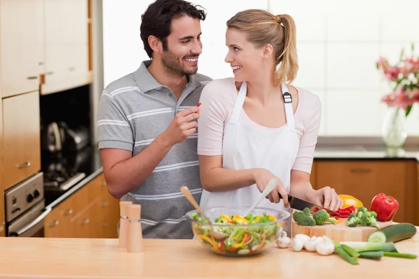 Young couple slicing vegetables — Stock Photo, Image
