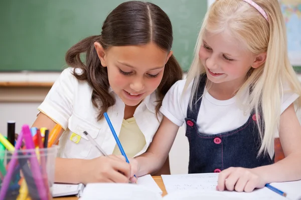 Pupils drawing together Royalty Free Stock Photos