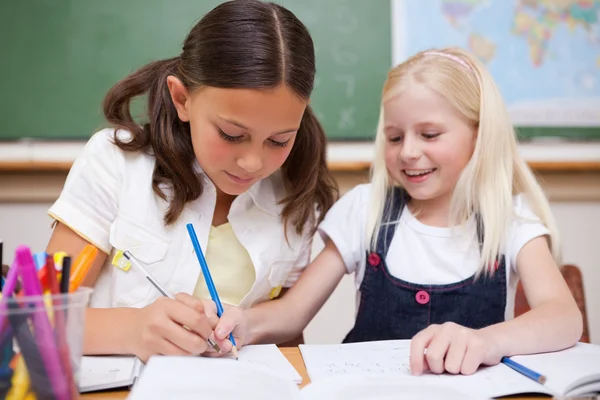 Pupils working together Royalty Free Stock Images