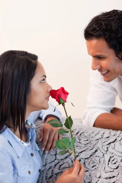 Feminino tem uma rosa de seu namorado para dia dos namorados — Fotografia de Stock