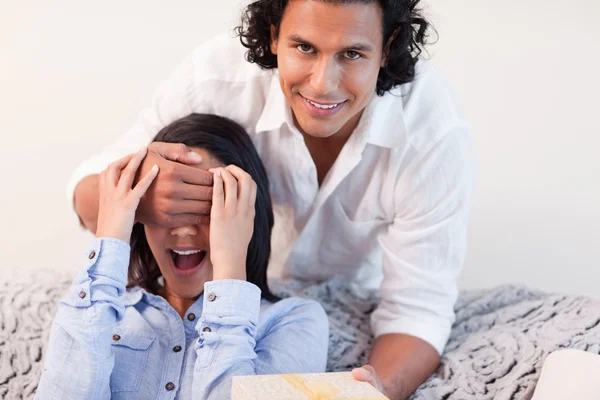 Man surprising his girlfriend with present — Stock Photo, Image