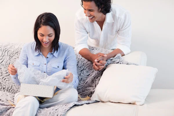 Woman opening the gift she got from her boyfriend — Stock Photo, Image