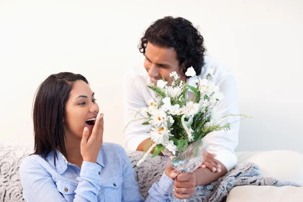 Mulher recebendo flores de seu namorado — Fotografia de Stock