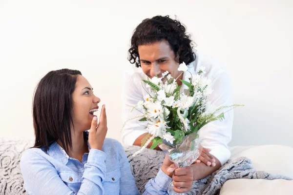 Man giving his girlfriend a bouquet — Stock Photo, Image