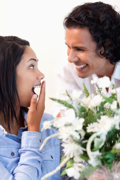 La donna è sorpresa dal bouquet che ha ricevuto dal suo ragazzo — Foto Stock