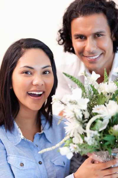 女人拿她接到她男朋友的花束 — 图库照片