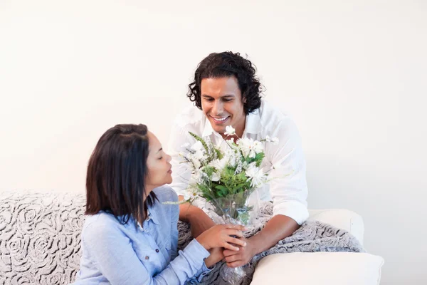 Man giving his girlfriend flowers — Stock Photo, Image